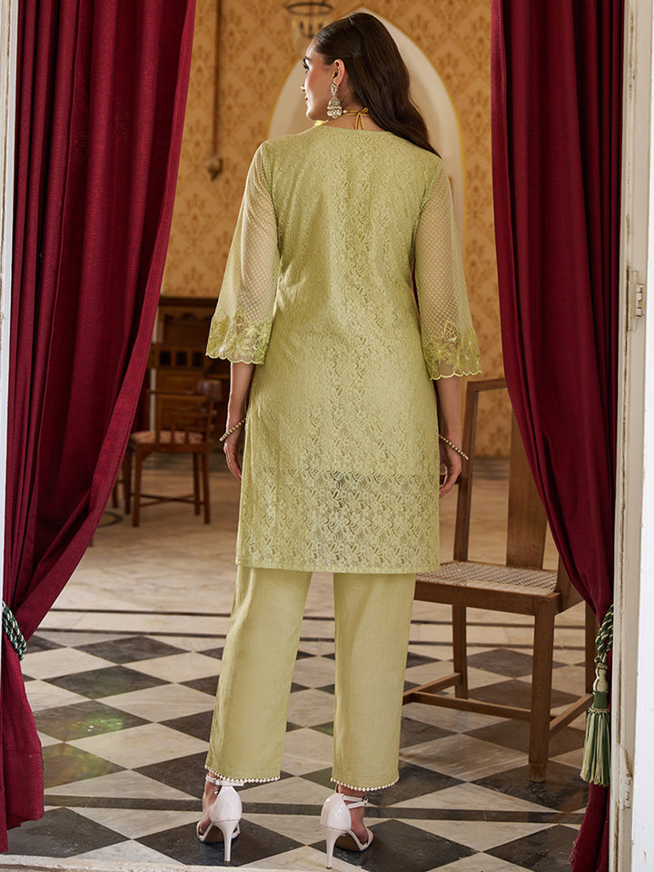 This co-ord set is crafted in raschel knitted fabric with an all-over floral pattern. Shop Now!