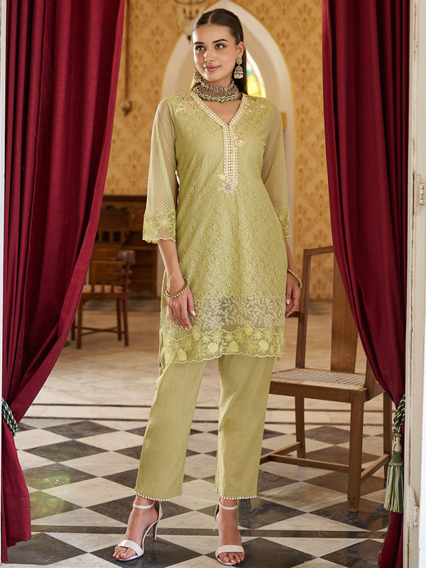 This co-ord set is crafted in raschel knitted fabric with an all-over floral pattern. Shop Now!