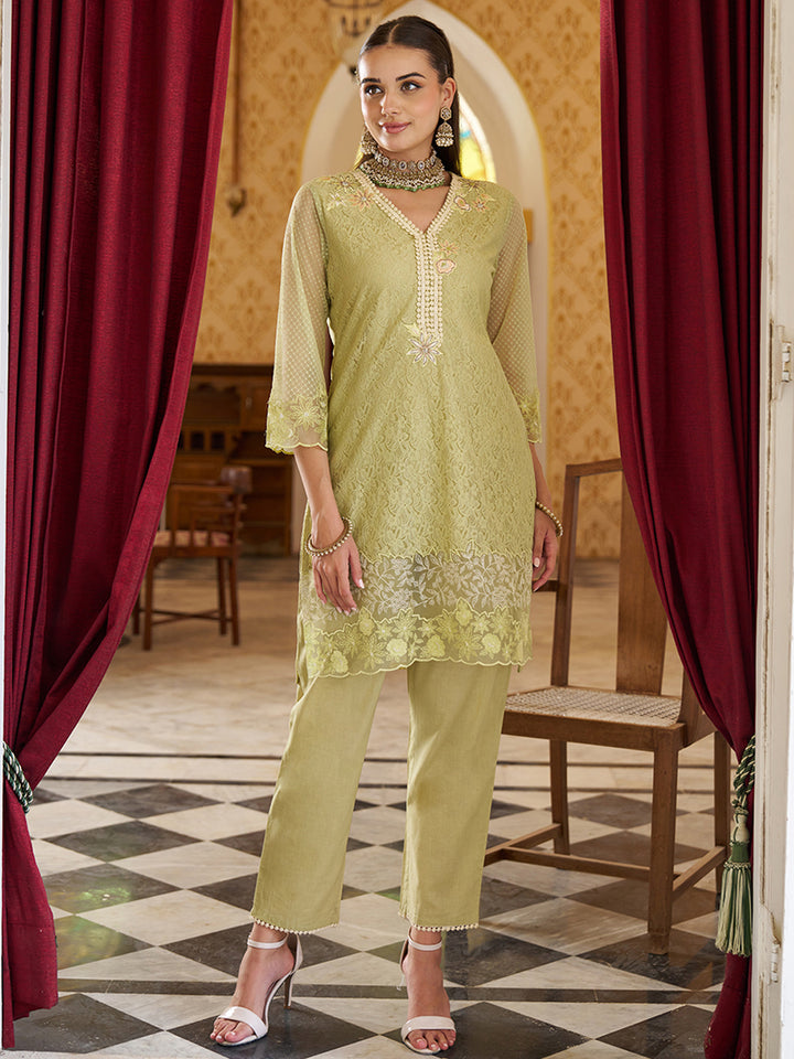This co-ord set is crafted in raschel knitted fabric with an all-over floral pattern. Shop Now!
