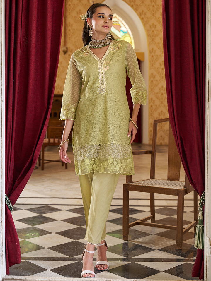 This co-ord set is crafted in raschel knitted fabric with an all-over floral pattern. Shop Now!
