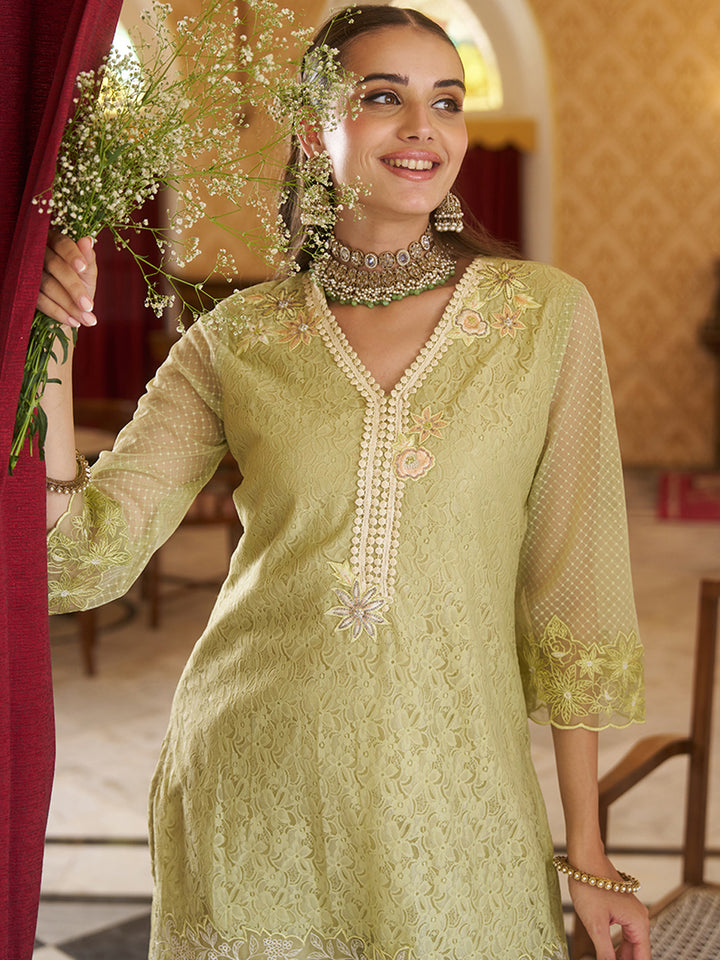 This co-ord set is crafted in raschel knitted fabric with an all-over floral pattern. Shop Now!