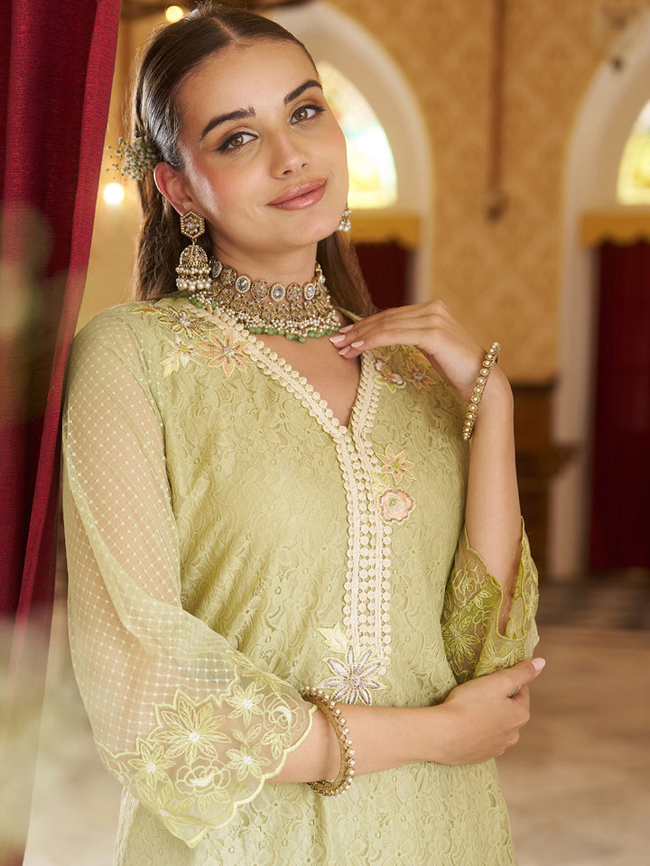 This co-ord set is crafted in raschel knitted fabric with an all-over floral pattern. Shop Now!