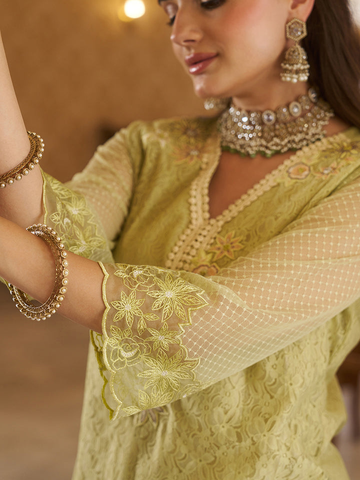 This co-ord set is crafted in raschel knitted fabric with an all-over floral pattern. Shop Now!
