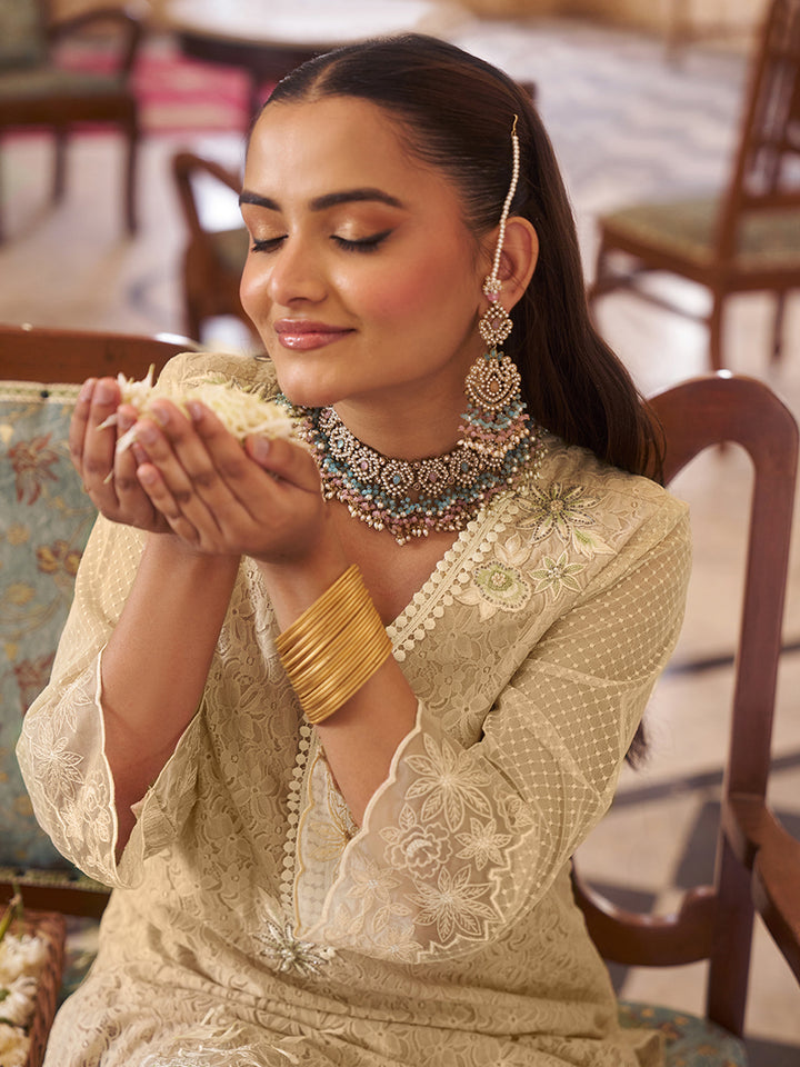 This co-ord set is crafted in raschel knitted fabric with an all-over floral pattern. Shop Now!