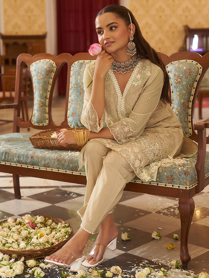 This co-ord set is crafted in raschel knitted fabric with an all-over floral pattern. Shop Now!