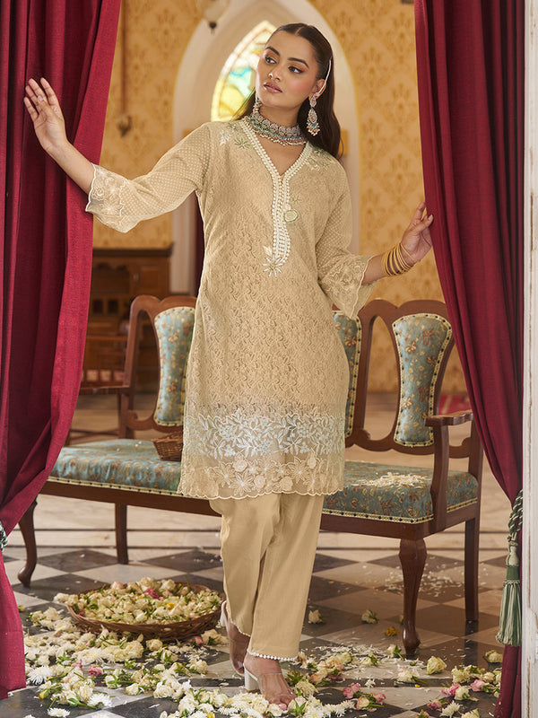 This co-ord set is crafted in raschel knitted fabric with an all-over floral pattern. Shop Now!