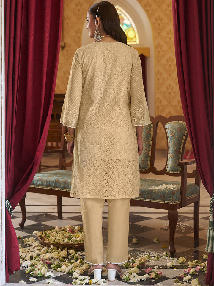 This co-ord set is crafted in raschel knitted fabric with an all-over floral pattern. Shop Now!