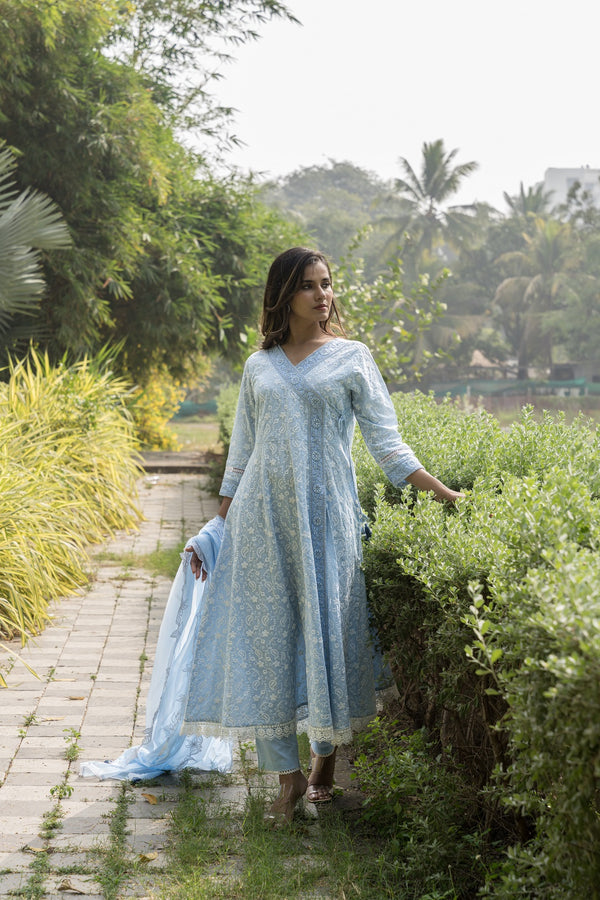 This attire is decorated with beautiful floral schiffli fabric with embroidery at the yoke. Shop Now!